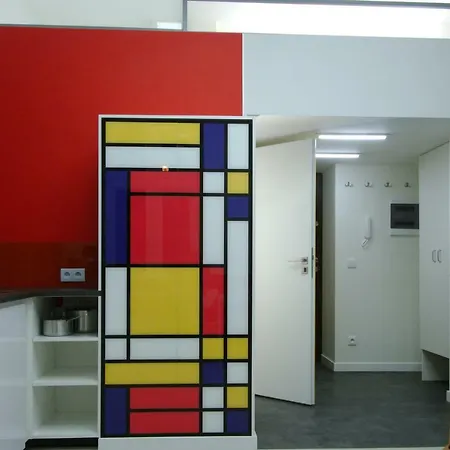 Modern Art Apartment *